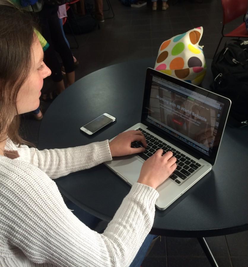 Junior Juliette Woodrow on Pamojas website studying ‘IB Information Technology in a Global Society’ online.