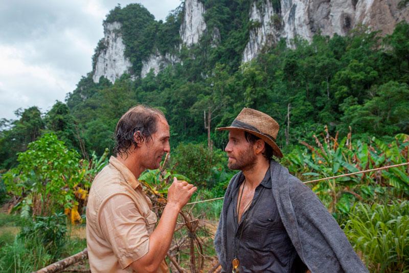 Left to right: Kenny Wells ( Matthew McConaughey) and Michael Acosta (Édgar Ramírez) chat about the final end game of the discovery towards gold.
