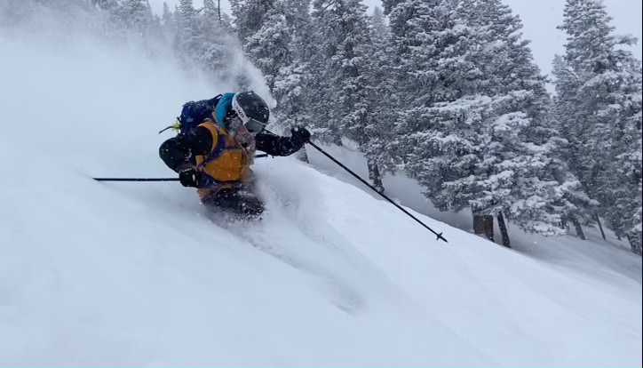 Zala+Smalls+skis+down+through+the+powder+on+Aspen+Mountain