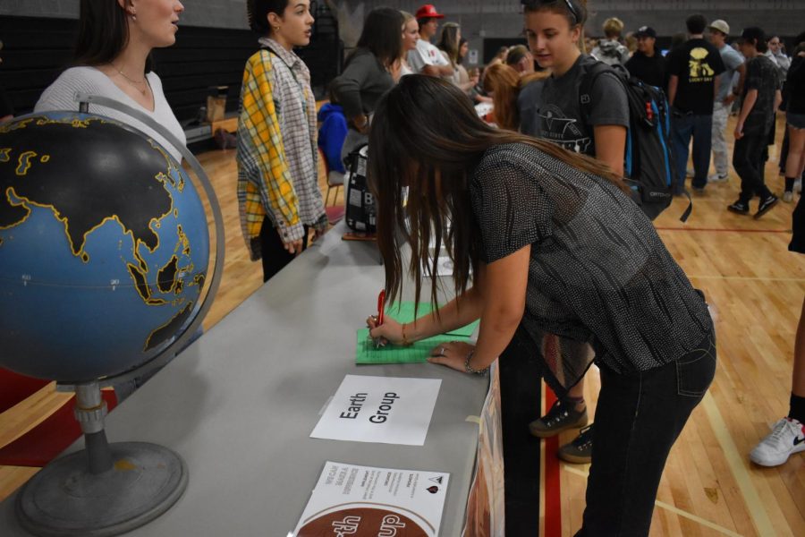 Aspen High School Students signing up for Earth Group, which focuses on climate advocacy.