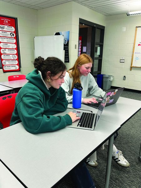 Quintessa Frisch (left) and Sara Kershow (right) break the habit of procrastination before finals week. 